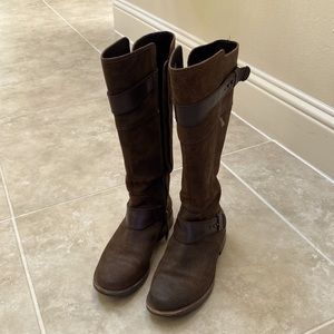 Dark brown UGG boots, gorgeous!